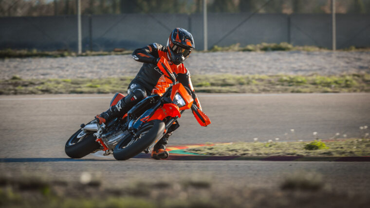 KTM-690-SMC-R-2026-accion30