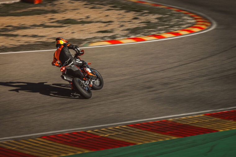 KTM-690-SMC-R-2026-accion31