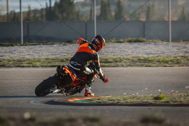 KTM-690-SMC-R-2026-accion32