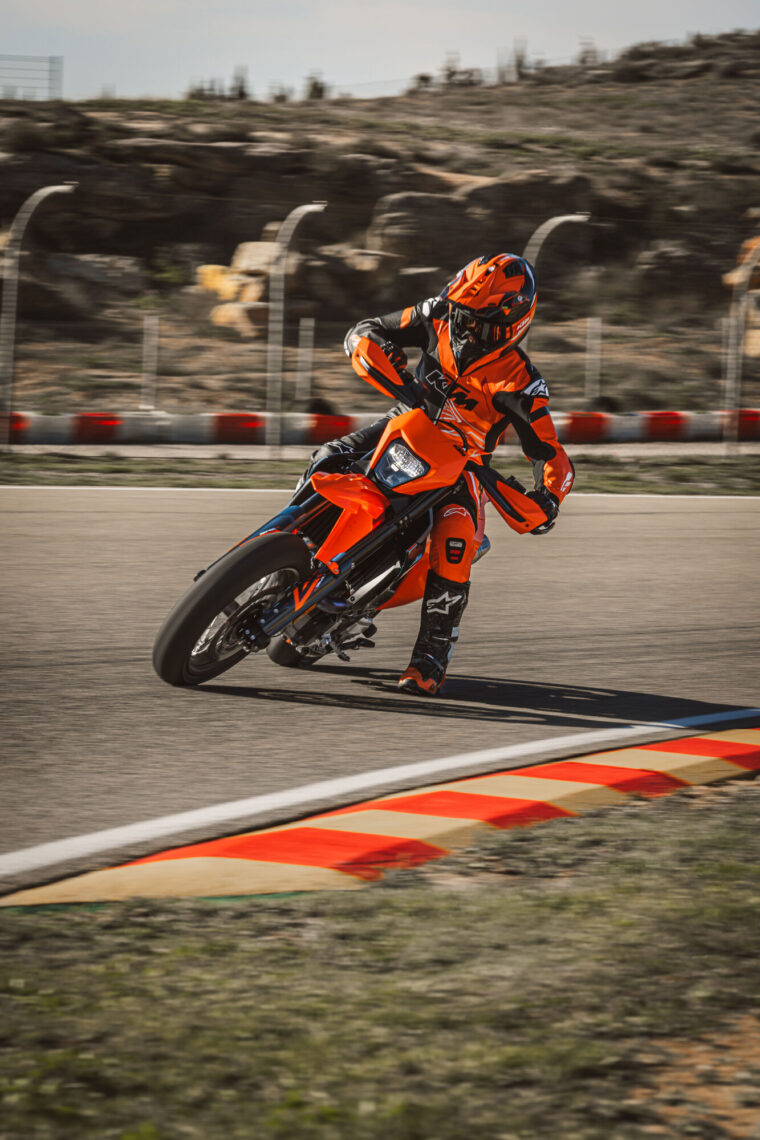 KTM-690-SMC-R-2026-accion33