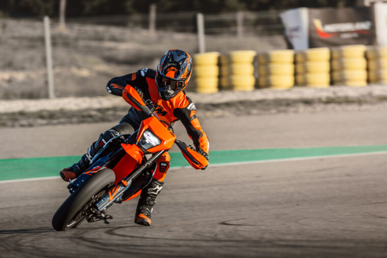 KTM-690-SMC-R-2026-accion34