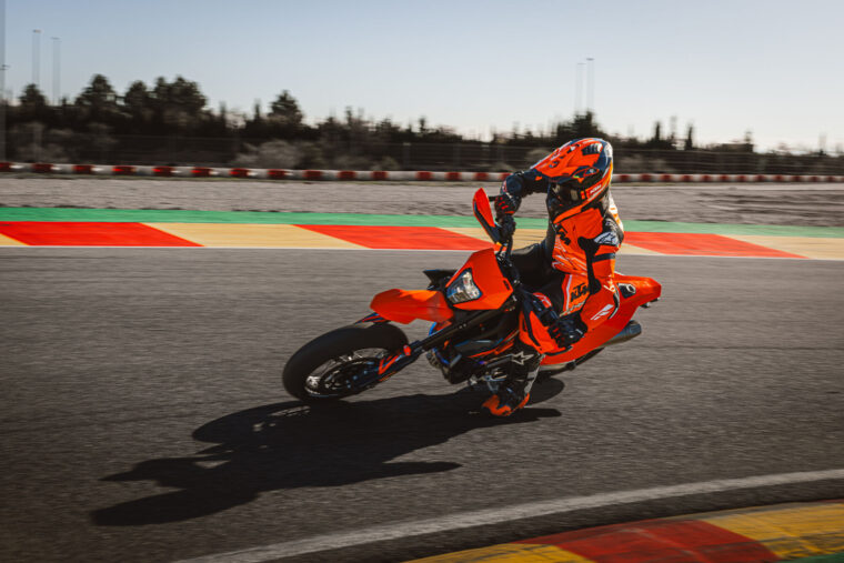 KTM-690-SMC-R-2026-accion35
