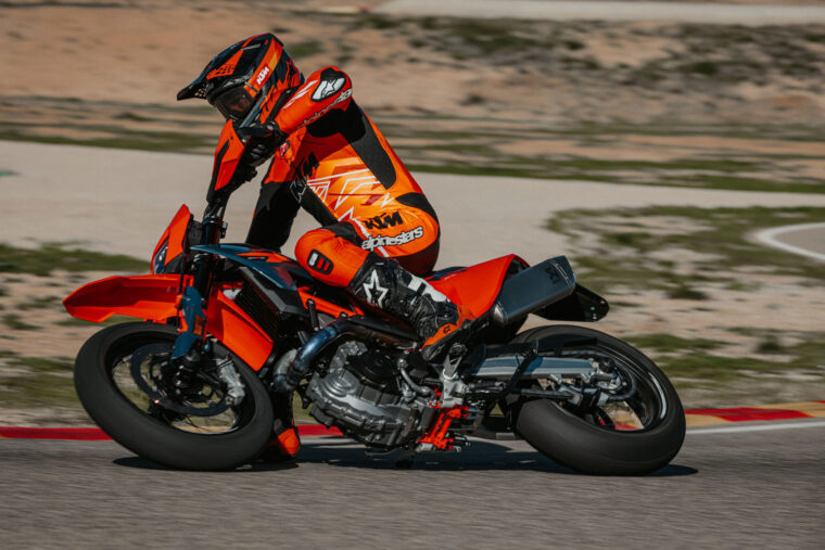 KTM-690-SMC-R-2026-accion36
