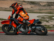 KTM 690 SMC R 2026 40 KTM 690 SMC R 2026 accion38
