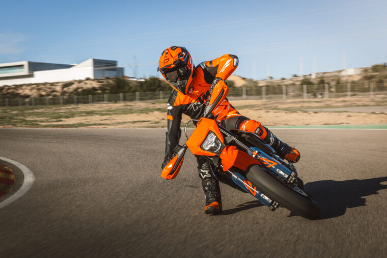 KTM-690-SMC-R-2026-accion39