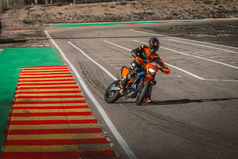 KTM-690-SMC-R-2026-accion40
