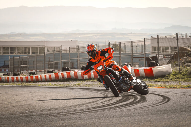KTM-690-SMC-R-2026-accion41