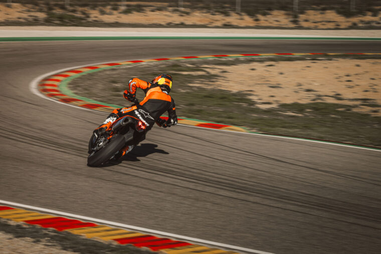 KTM-690-SMC-R-2026-accion43