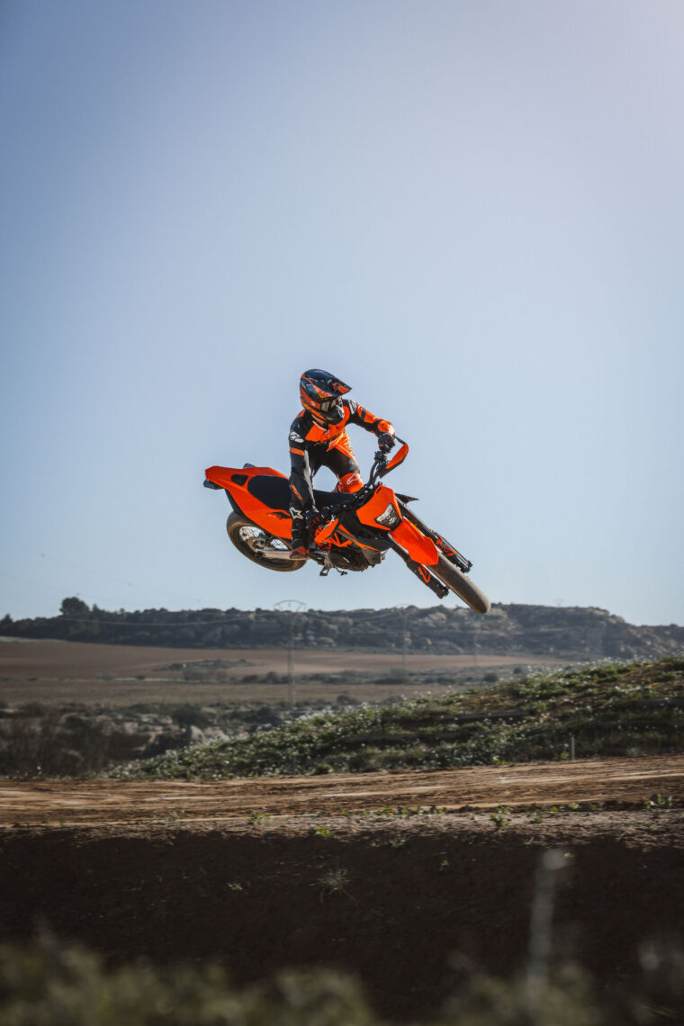 KTM-690-SMC-R-2026-accion44