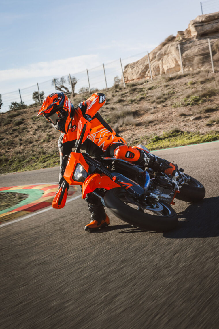 KTM-690-SMC-R-2026-accion45