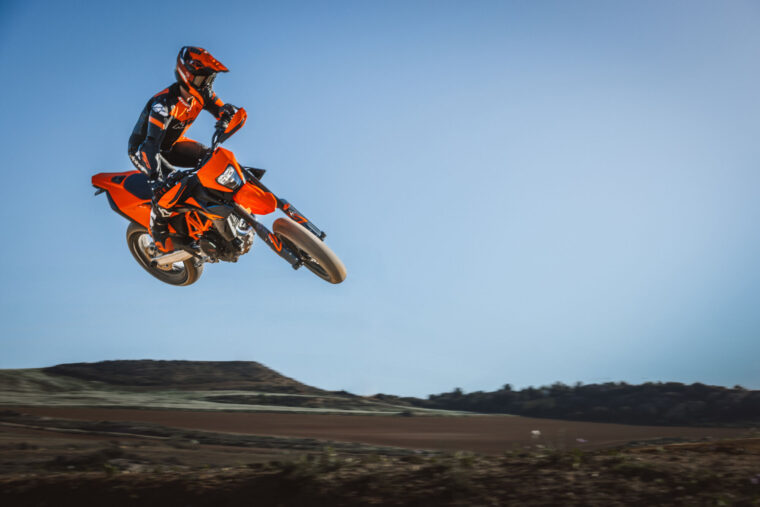 KTM-690-SMC-R-2026-accion52