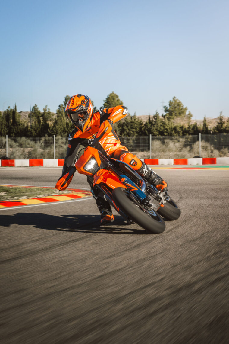 KTM-690-SMC-R-2026-accion54
