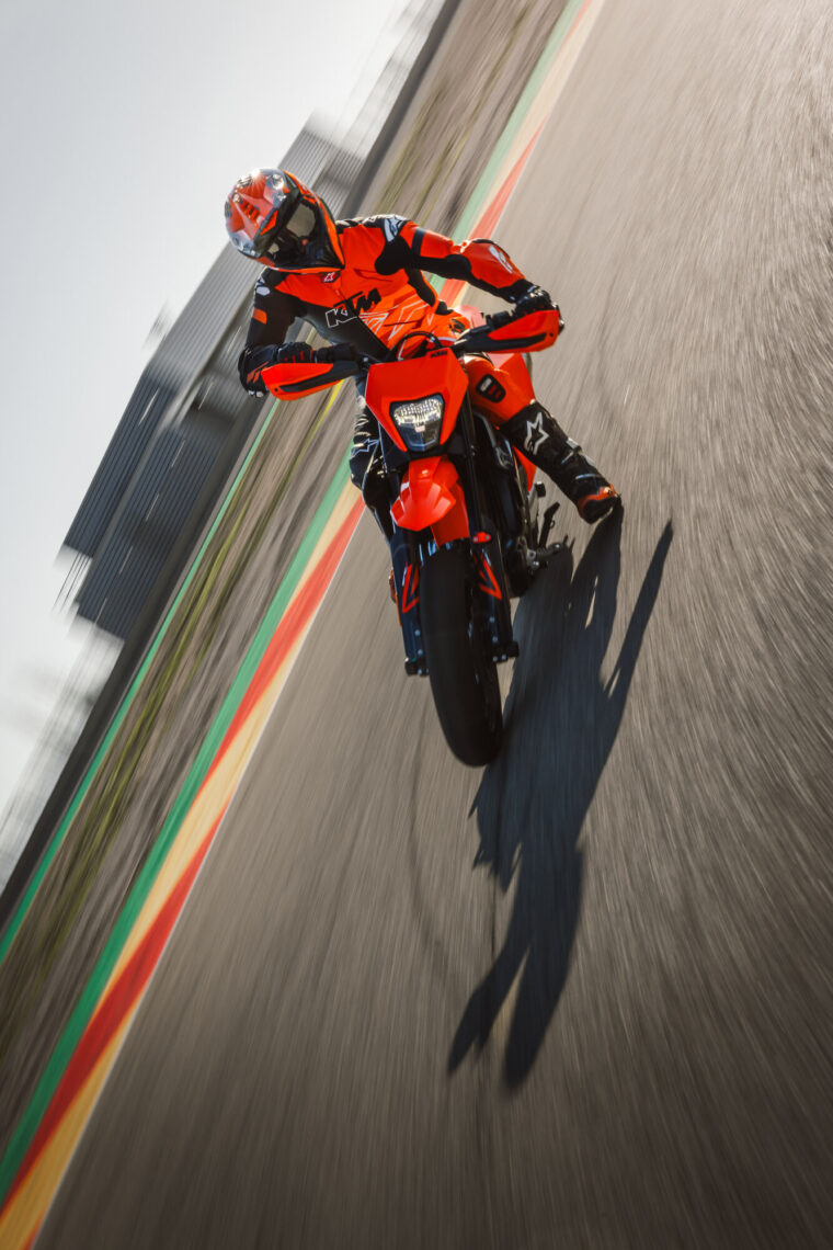 KTM-690-SMC-R-2026-accion55
