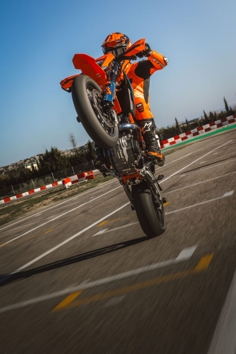KTM-690-SMC-R-2026-accion57