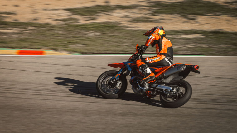 KTM-690-SMC-R-2026-accion58