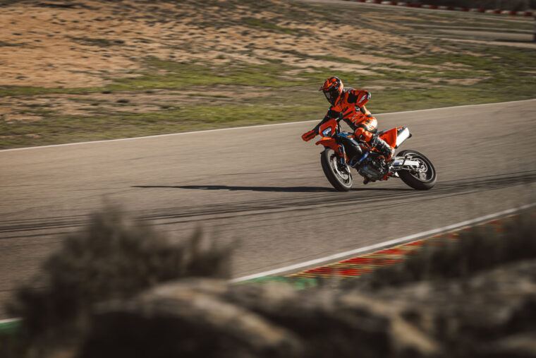 KTM-690-SMC-R-2026-accion59