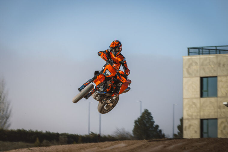 KTM-690-SMC-R-2026-accion6