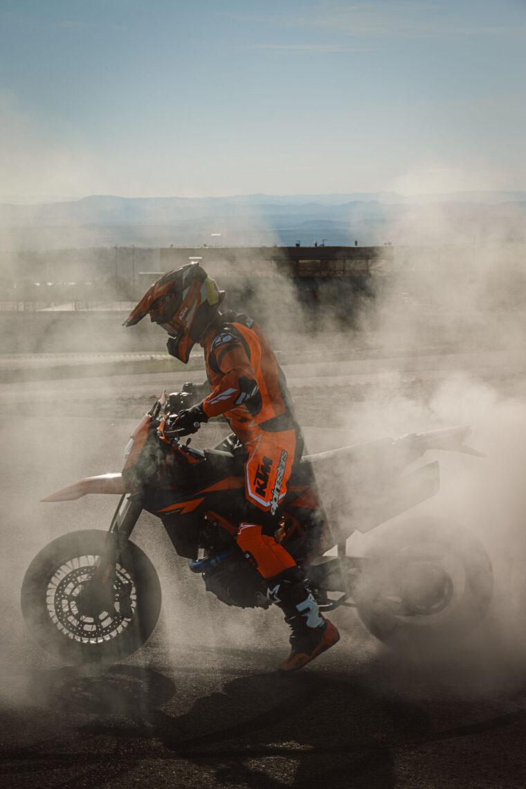 KTM-690-SMC-R-2026-accion60