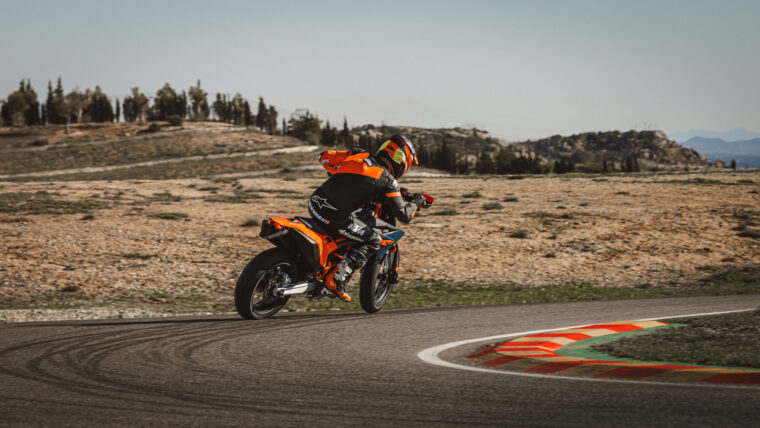 KTM-690-SMC-R-2026-accion61