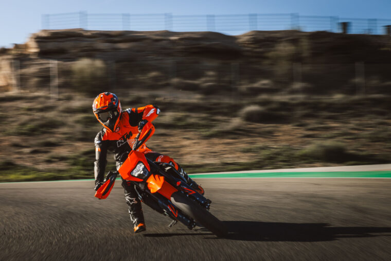 KTM-690-SMC-R-2026-accion62