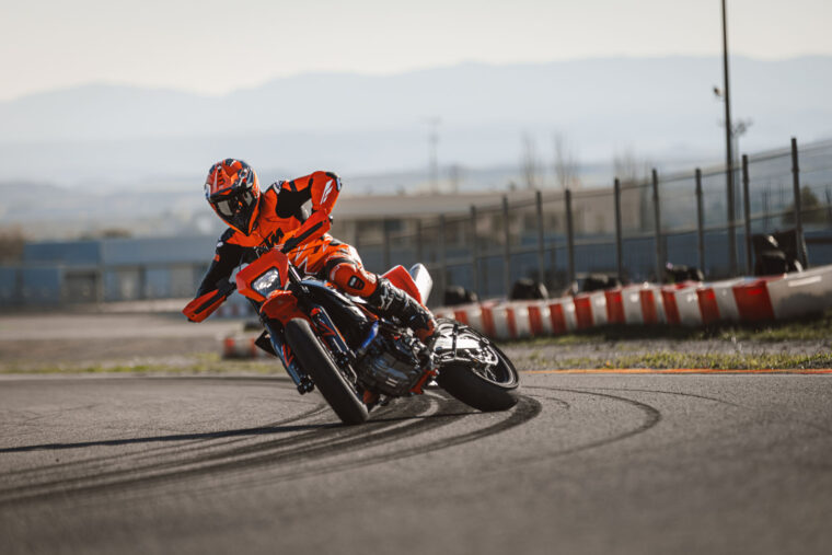 KTM-690-SMC-R-2026-accion64