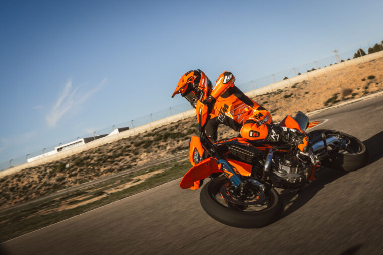 KTM-690-SMC-R-2026-accion65