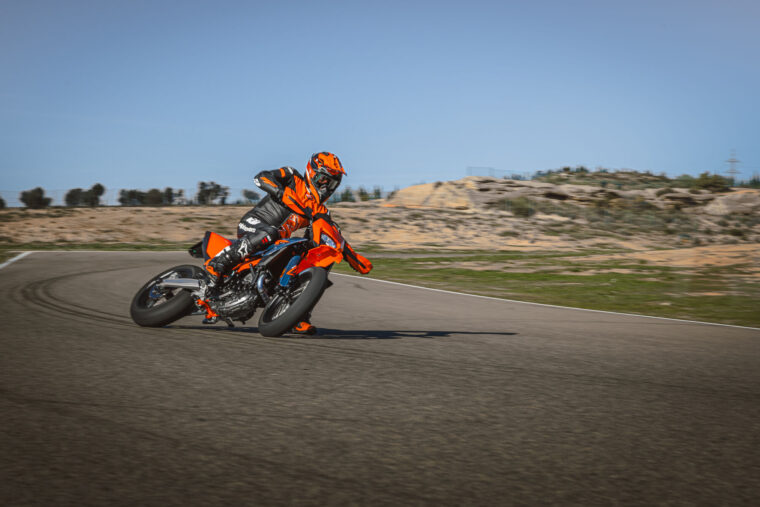 KTM-690-SMC-R-2026-accion68