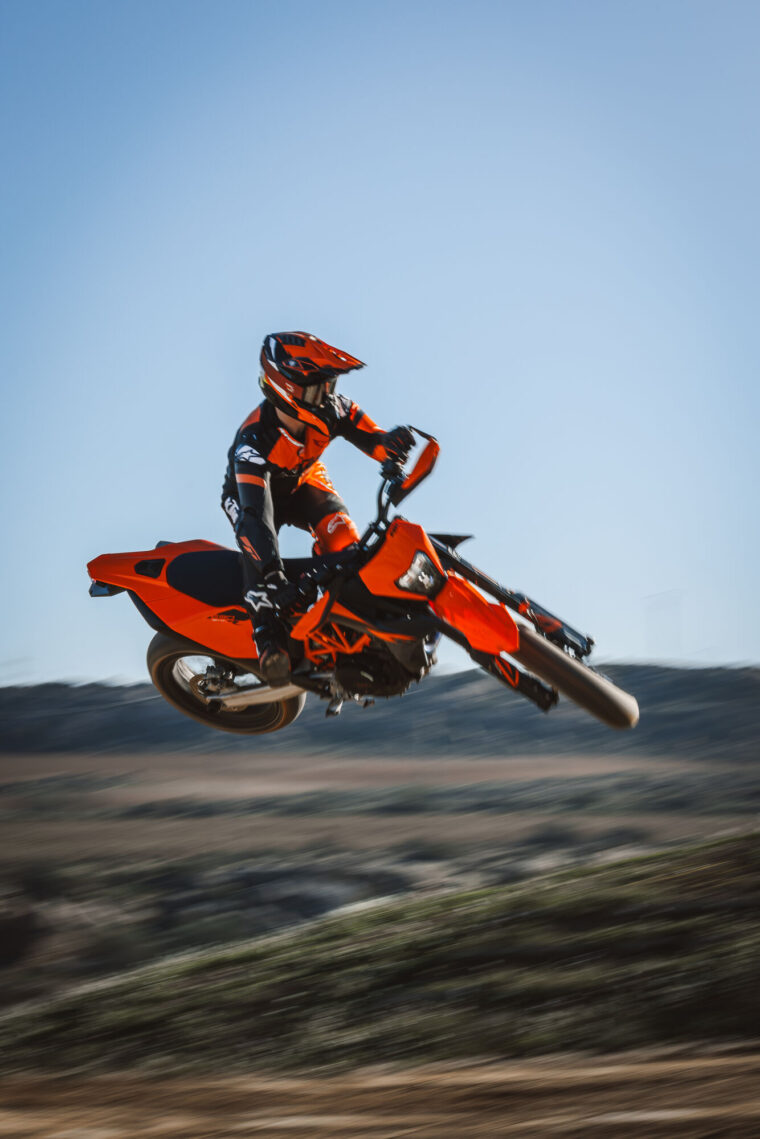 KTM-690-SMC-R-2026-accion69