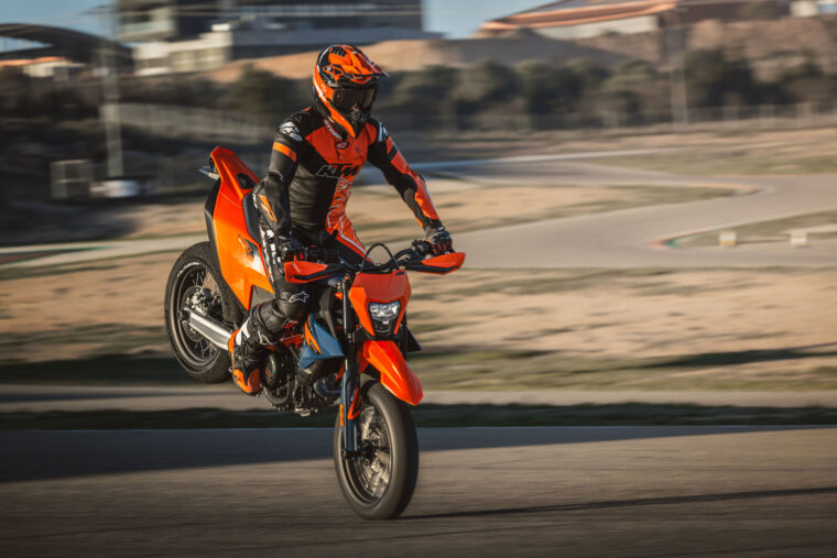 KTM-690-SMC-R-2026-accion7