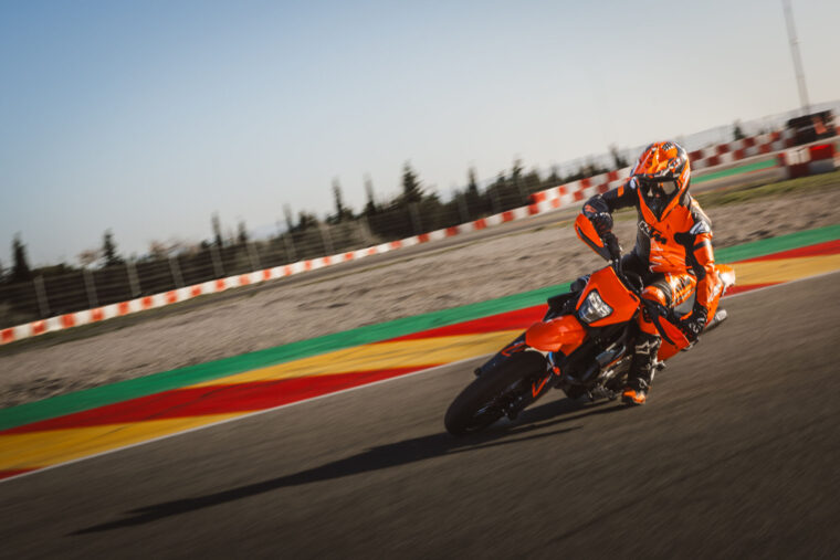 KTM-690-SMC-R-2026-accion71