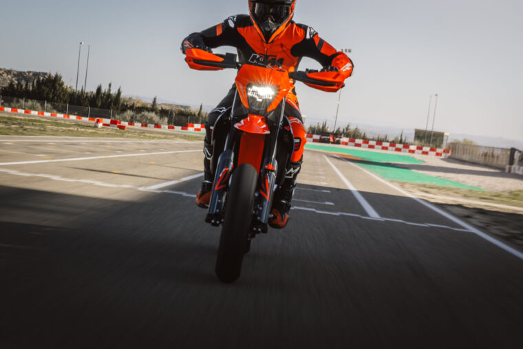 KTM-690-SMC-R-2026-accion73