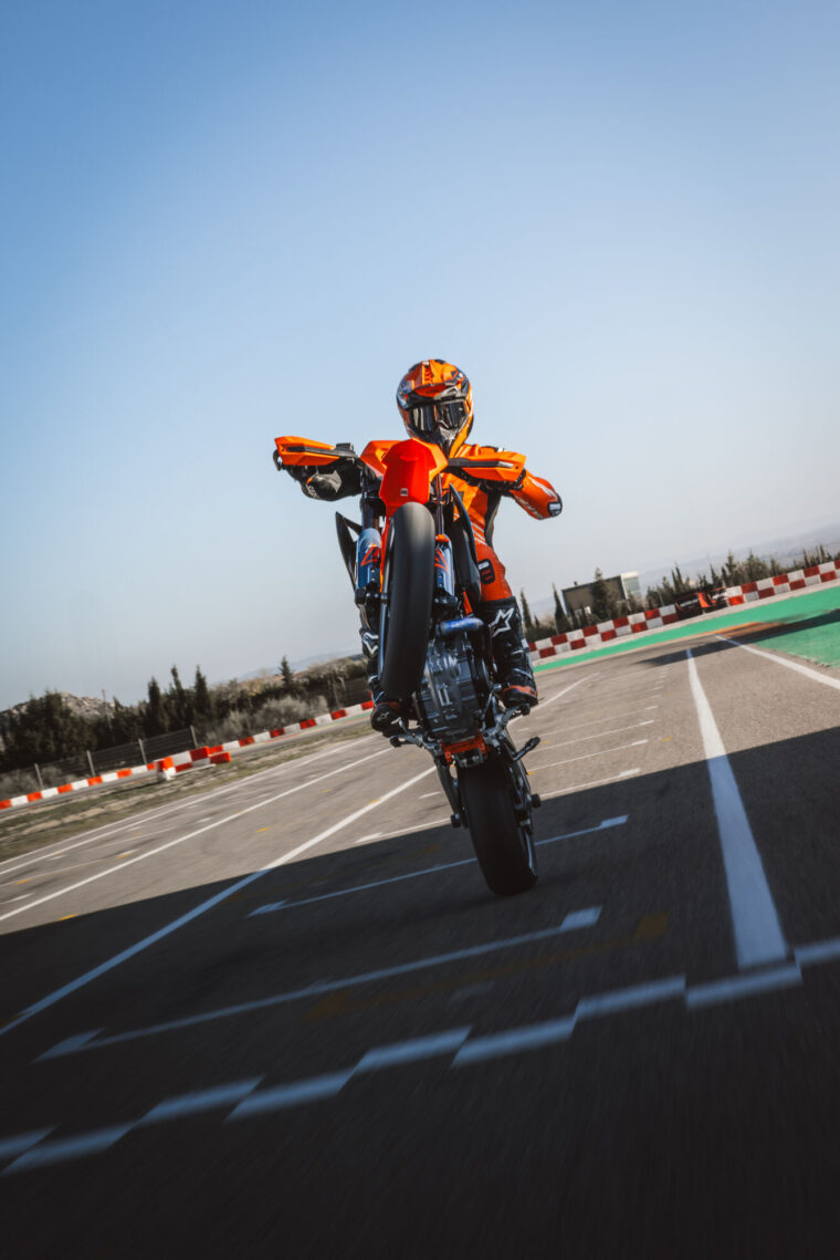 KTM 690 SMC R 2026 3 KTM 690 SMC R 2026 accion74