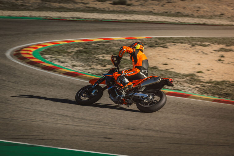 KTM-690-SMC-R-2026-accion8