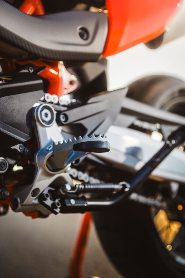 KTM-690-SMC-R-2026-detalles1