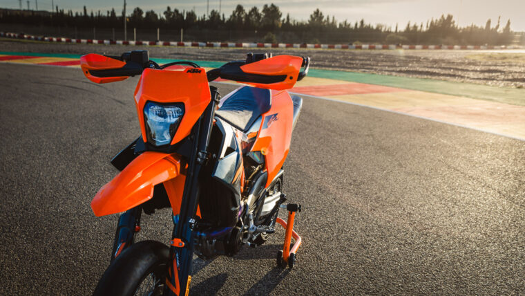 KTM-690-SMC-R-2026-detalles11