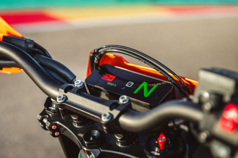 KTM-690-SMC-R-2026-detalles13