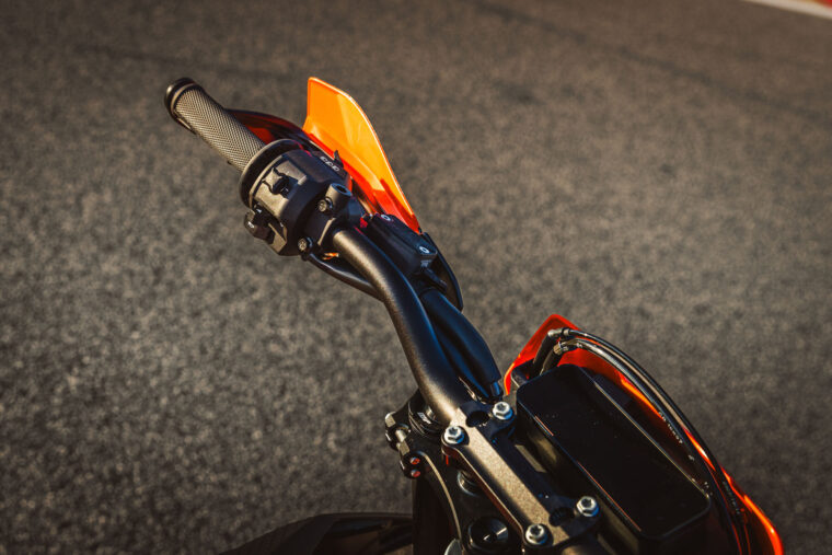 KTM-690-SMC-R-2026-detalles14