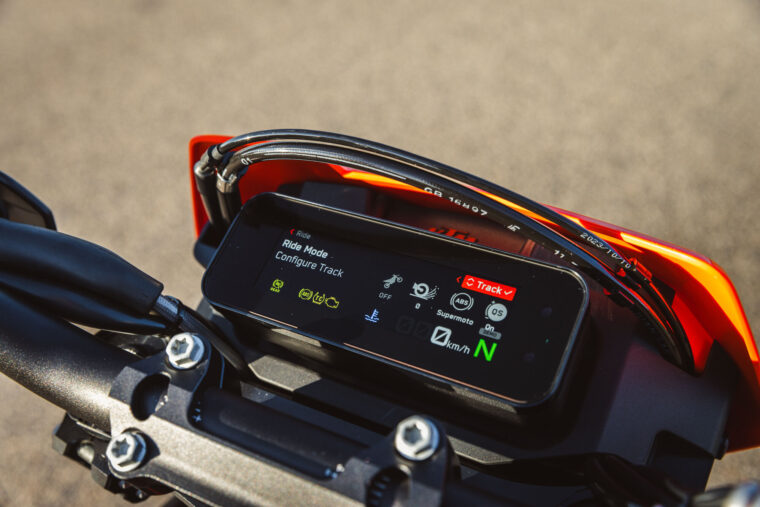 KTM-690-SMC-R-2026-detalles15