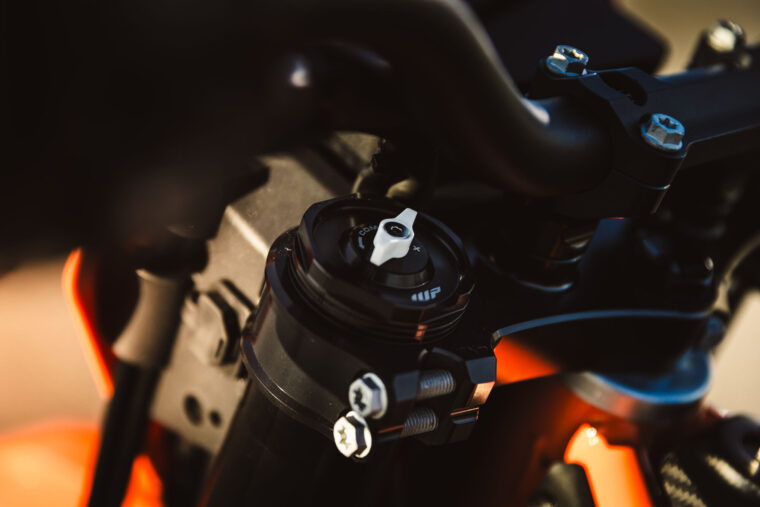 KTM-690-SMC-R-2026-detalles18