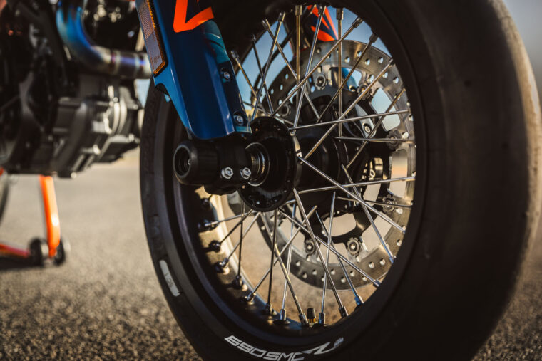 KTM-690-SMC-R-2026-detalles19