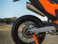 KTM 690 SMC R 2026 106 KTM 690 SMC R 2026 detalles20