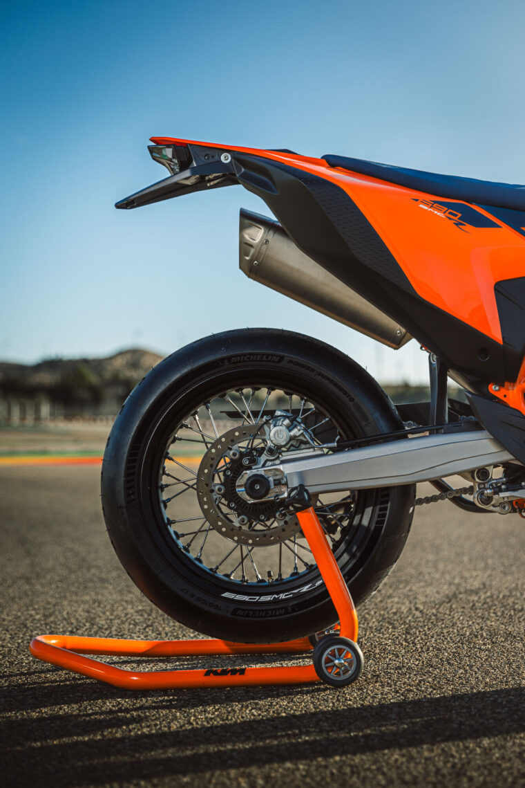 KTM-690-SMC-R-2026-detalles20