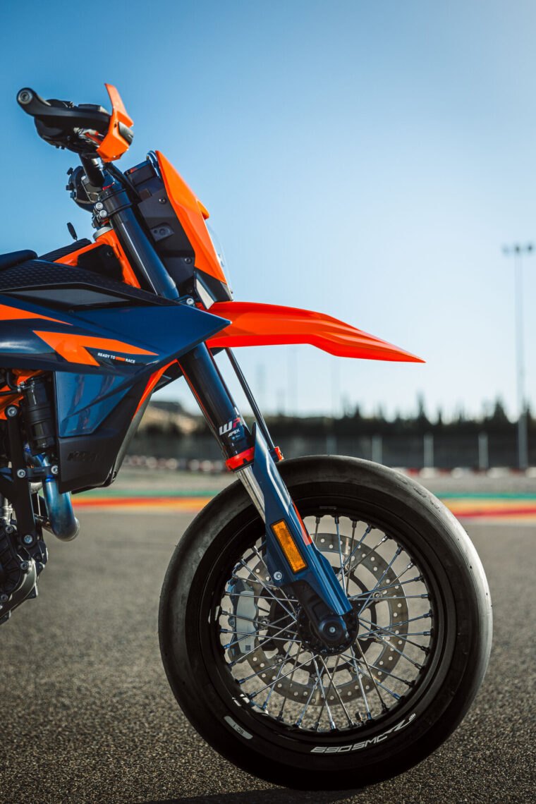 KTM-690-SMC-R-2026-detalles21