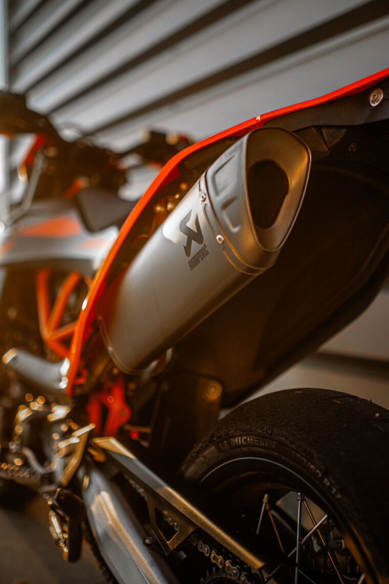 KTM-690-SMC-R-2026-detalles23