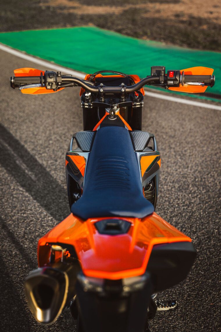 KTM-690-SMC-R-2026-detalles4