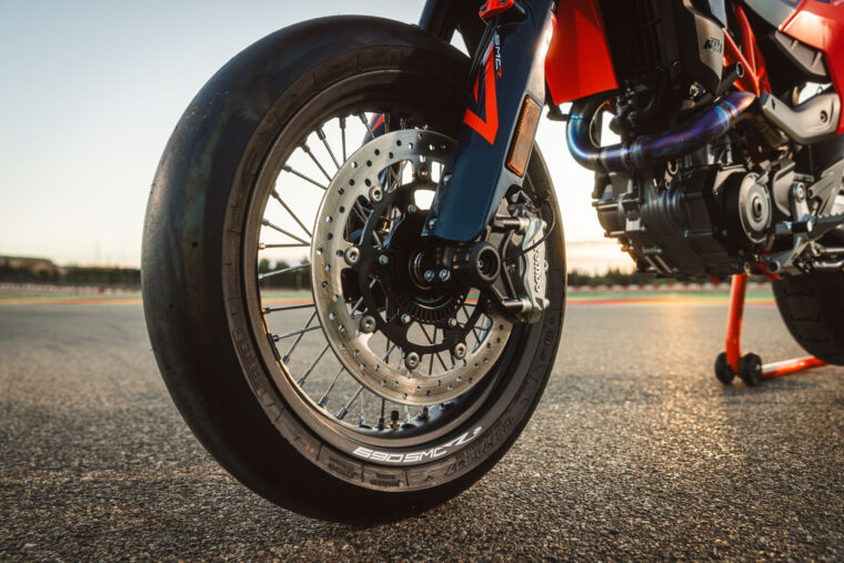 KTM-690-SMC-R-2026-detalles5