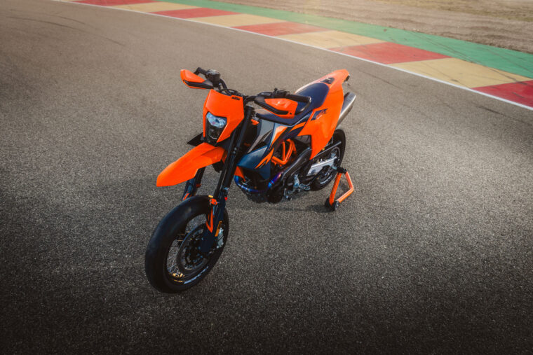 KTM-690-SMC-R-2026-estaticas18