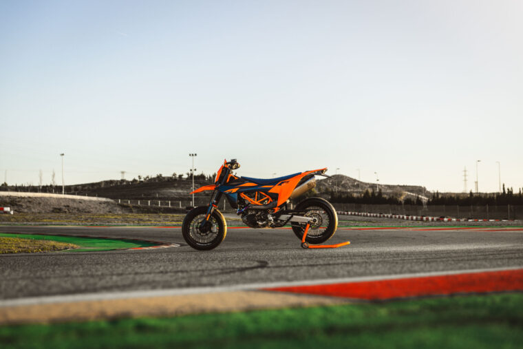 KTM-690-SMC-R-2026-estaticas19