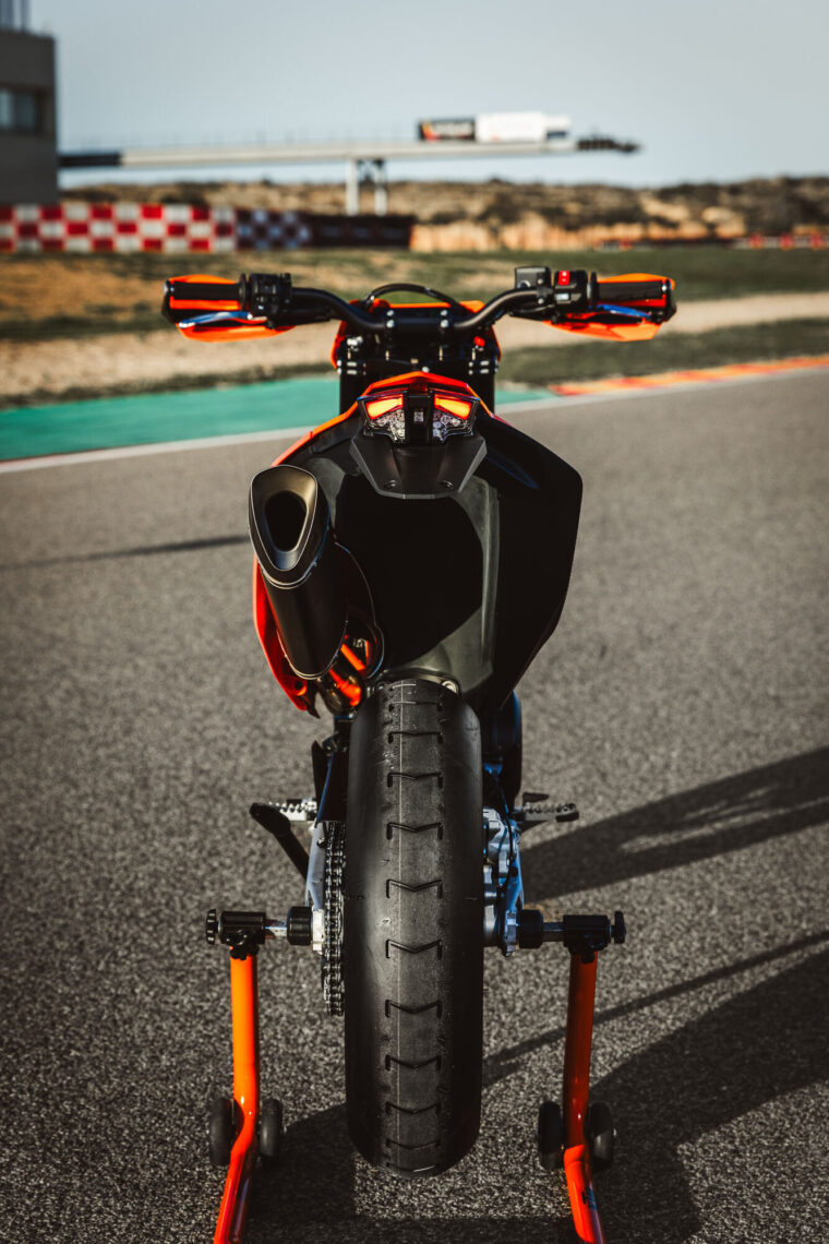 KTM-690-SMC-R-2026-estaticas20