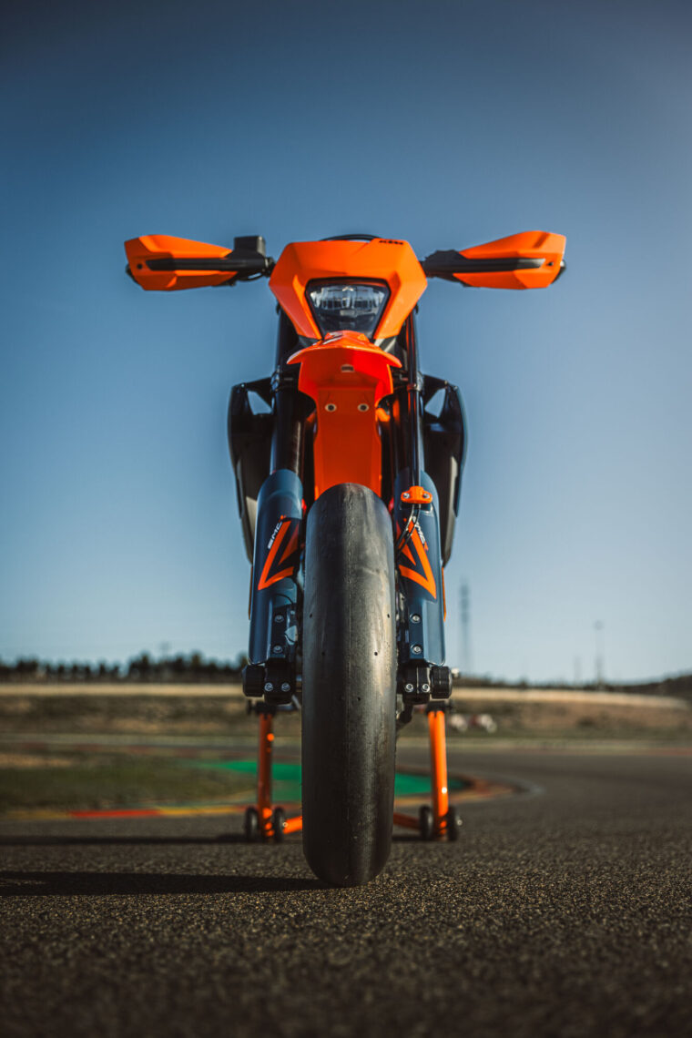 KTM-690-SMC-R-2026-estaticas23